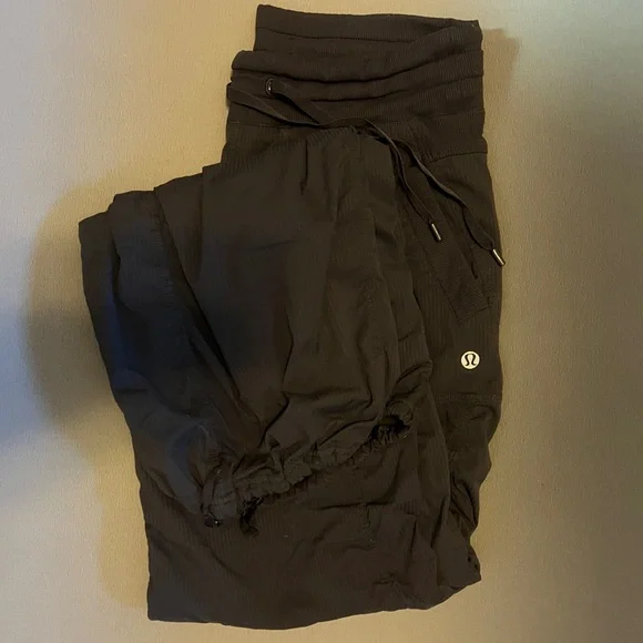 Lululemon Dance Studio Black LINED Women'sSz 6 Mid- Rise Pants - Picture 1 of 10